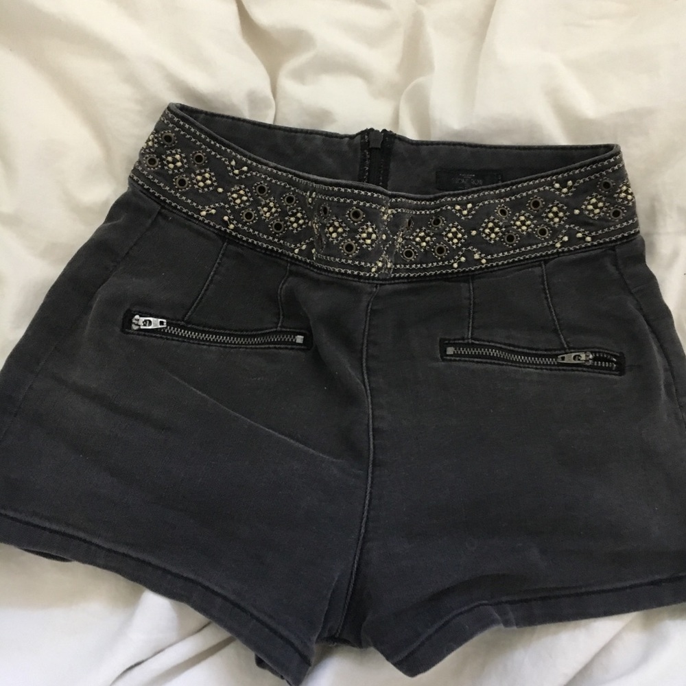 Volume Embroidered High Waist Shorts